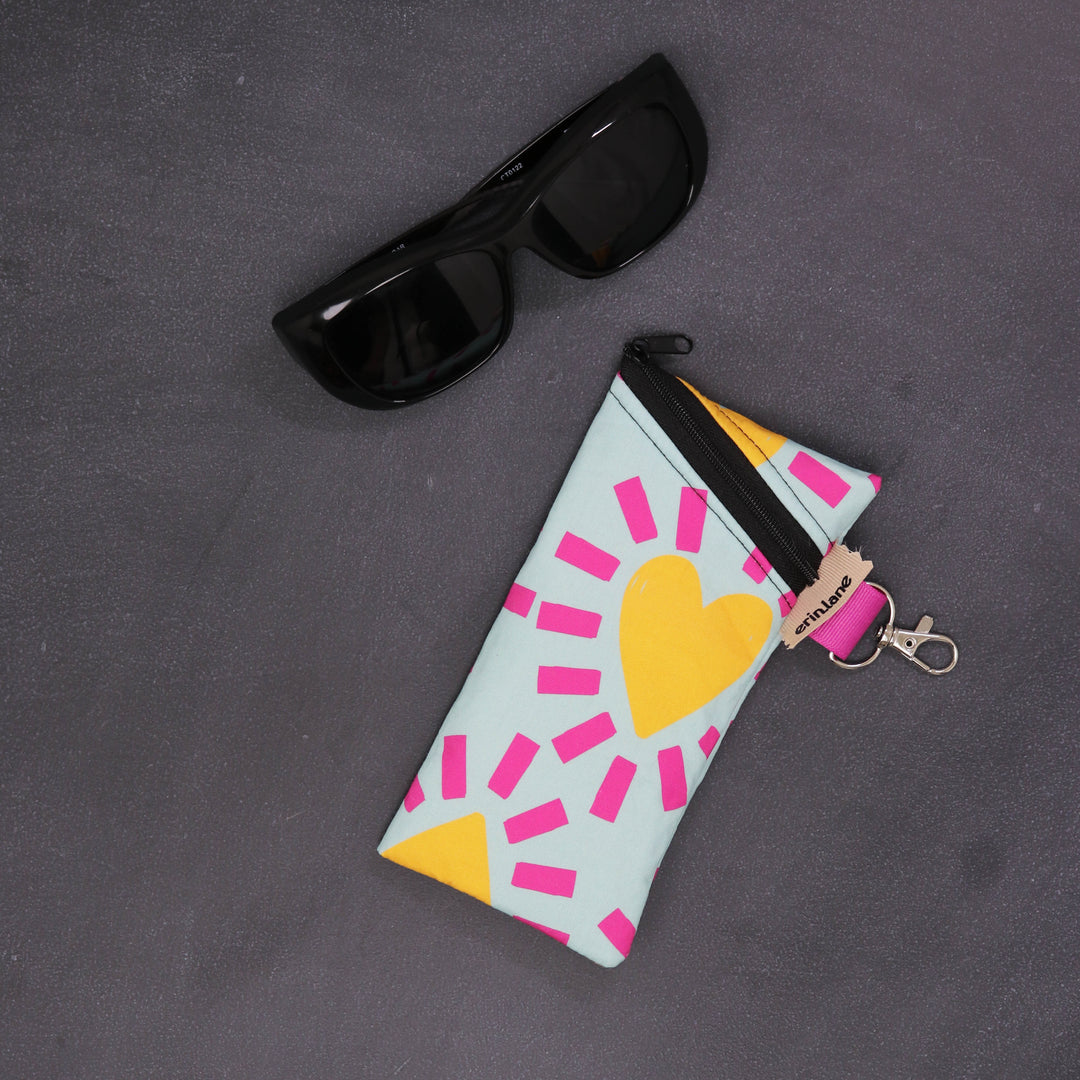 Catch All Clip on Accessory Bag in Beach Read