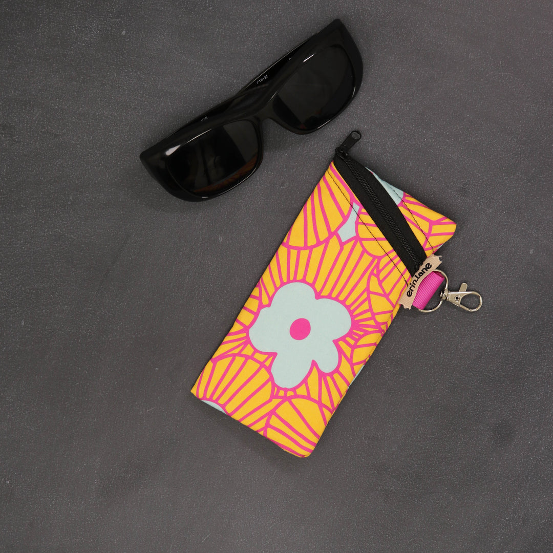 Catch All Clip on Accessory Bag in Fun in the Sun