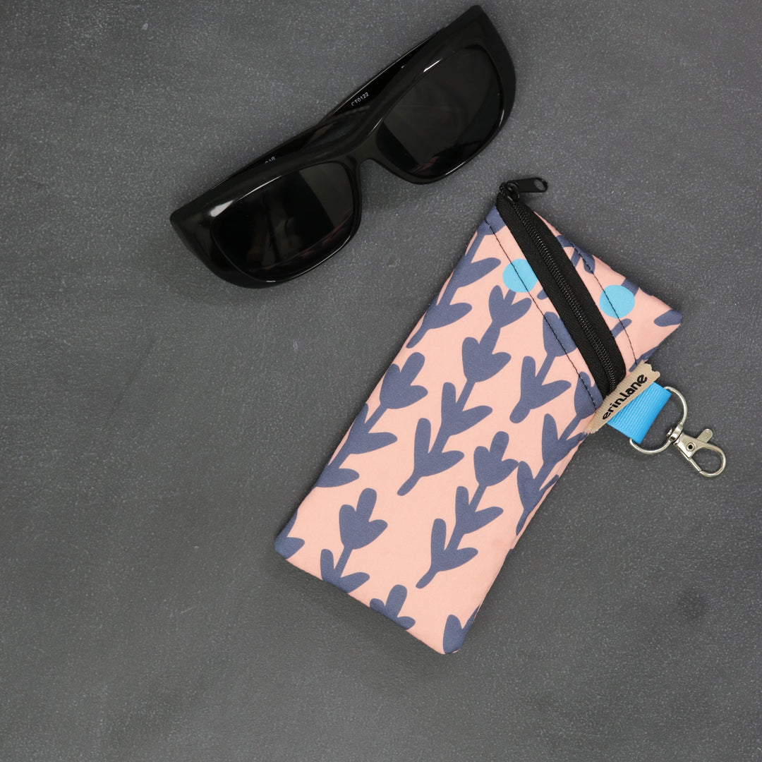 Catch All Clip on Accessory Bag in Poolside Service